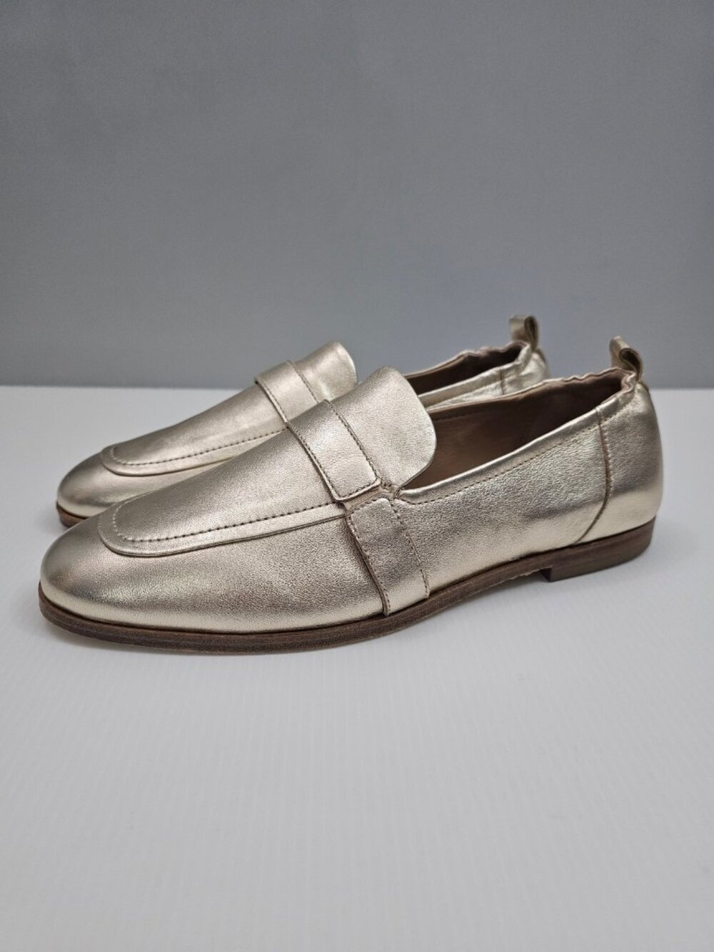 Andre Assous Cedar Featherweights Flat Loafer Womens 9 Metallic Gold Leather